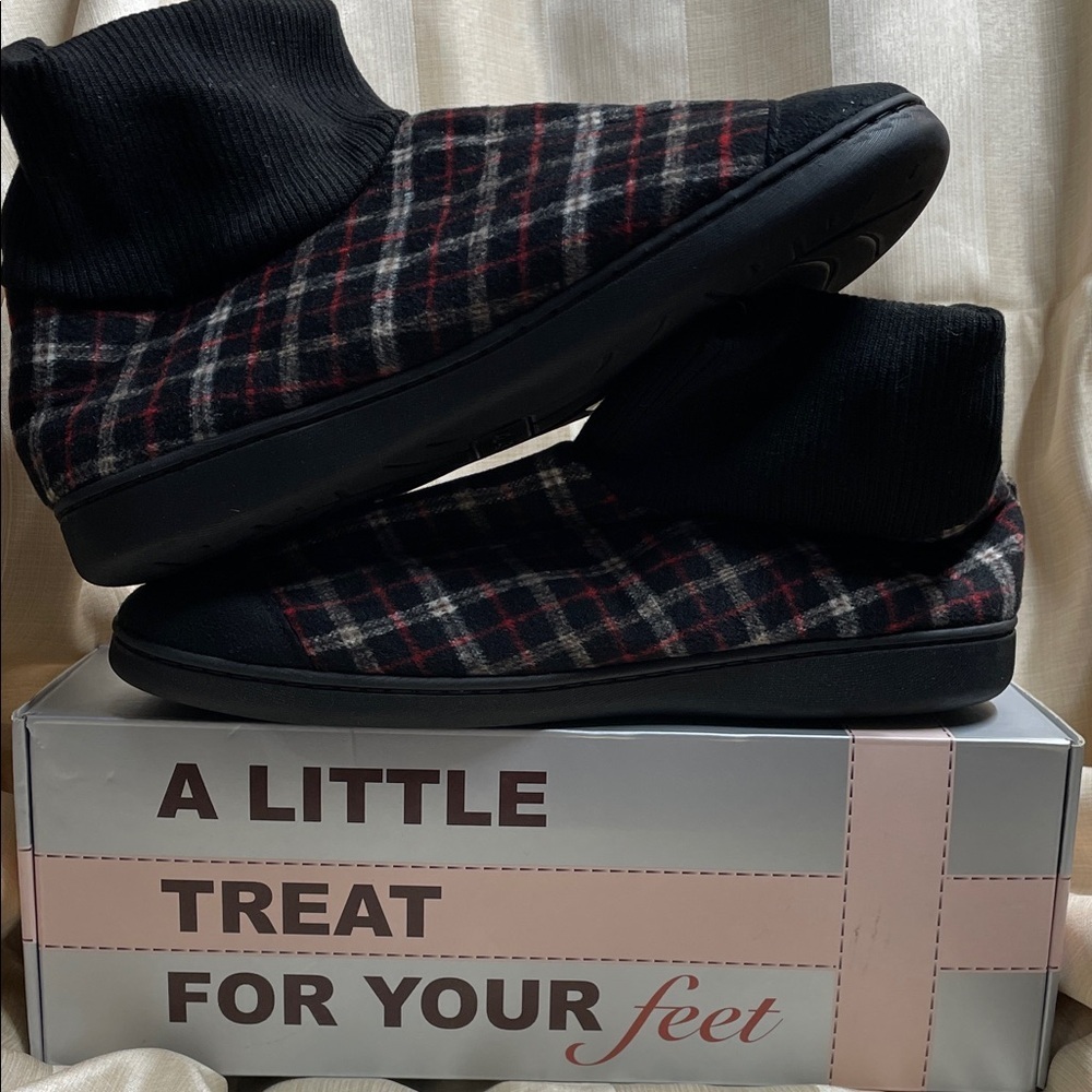 Men’s Warm and Cozy Plaid Slippers Size 9/10 NWT